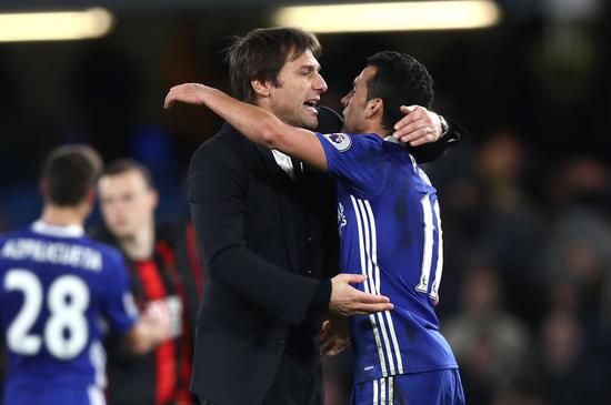 孔蒂拥抱佩德罗