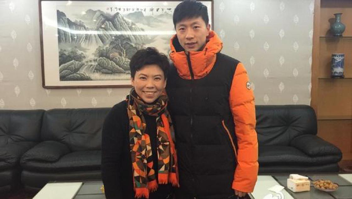 邓亚萍与马龙等球星合影笑容满面