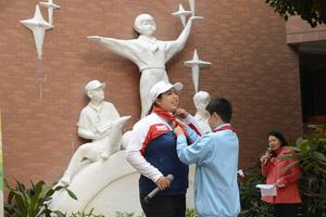 冯珊珊返回广州母校 戴红领巾巧遇儿时班主任(图)