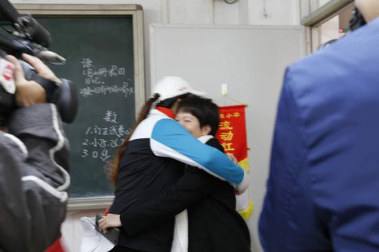 冯珊珊与儿时班主任激情相拥