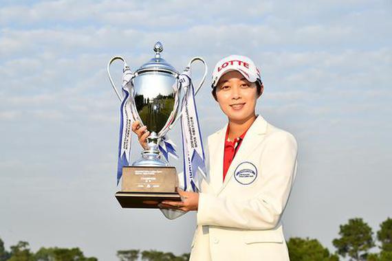金孝周斩获韩国选手第11座中国女子公开赛冠军奖杯