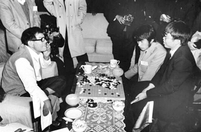 中日围棋擂台赛聂卫平取胜的一幕