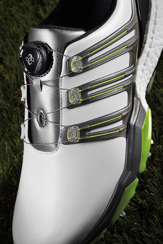 鞋舌中心上的全新L6 BoaR鞋带闭合系统，提供极致的个性化易调性