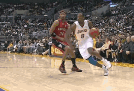 科比当时完成了一记高难度的拉杆上篮,而试图封盖他的正是邦纳.