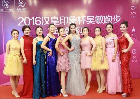 各地20多位女神团代表参加了走秀环节，展现女性跑者不同的美。