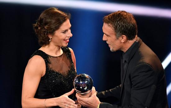 巴蒂给劳埃德颁奖