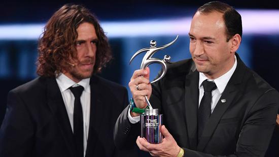 普约尔给国民竞技主席颁奖