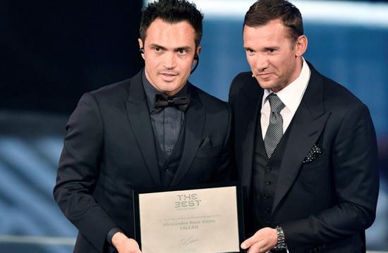 舍甫琴科给巴西室内足球皇帝法尔考颁奖