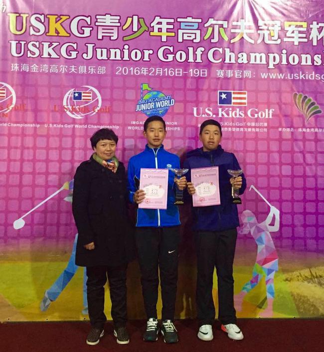 Daniel(中)在广东省第十二届
USKG青少年高尔夫冠军杯赛获奖