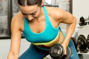 哑铃可以说是健身神器,几乎可以把全身各部位的肌肉锻炼到,而且呈现的