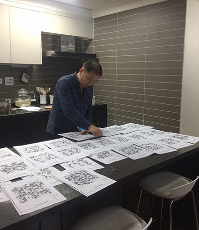 金成龙九段在“手工”整理60局棋谱