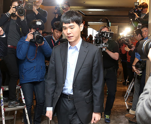 去年3月李世石孤独应战AlphaGo