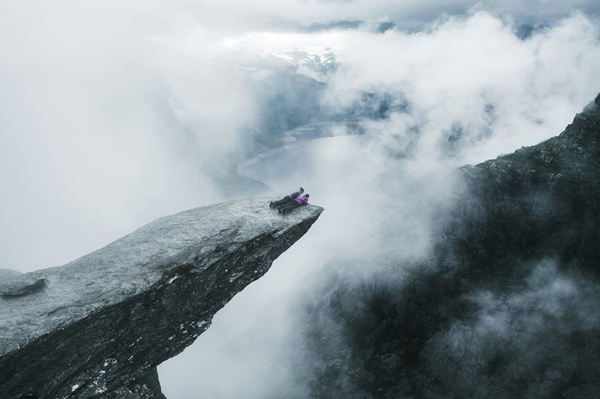 英国3青年勇登挪威“恶魔之舌”悬崖赏美景_户外频道_新浪竞技风暴_新浪网