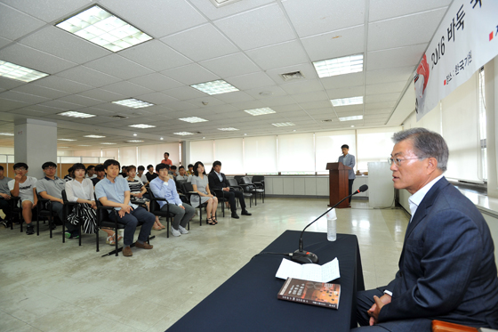 去年7月，韩民主党党魁文在寅访问韩国棋院讲了一堂课