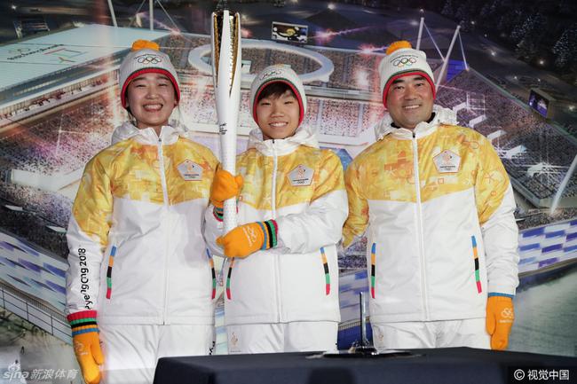 平昌冬奥火炬和火炬手服装新华社韩国平昌2月9日电 9日,平昌冬奥会倒