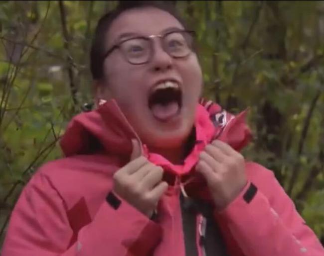 傅园慧野外生存爆发洪荒之力 大肉虫子生吞进