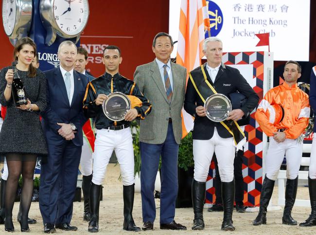 马会主席叶锡安博士 (右三) 及马会行政总裁应家柏先生 (左二) 颁奖予「马会骑师马术接力赛」冠军得主，分别是骑师莫雷拉 (左三) 及法国骑手Roger-Yves Bost (右二) 。