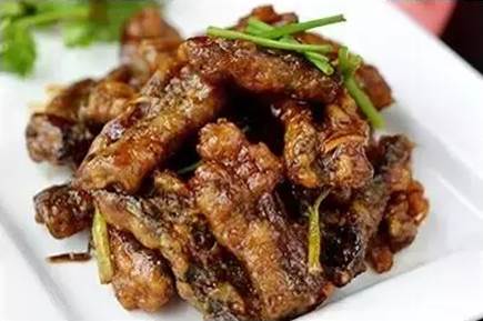 沙洋跑马品美食:风干鸡口味独特 鱼籽香肠香醇