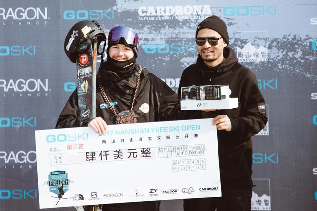 goski创始人赖刚为季军滑手颁奖