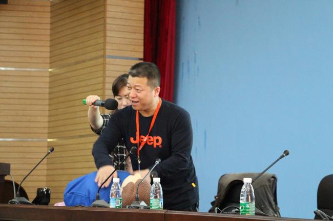 医马当先 海南三亚马拉松千名医疗志愿者护航