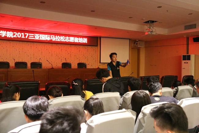 医马当先 海南三亚马拉松千名医疗志愿者护航