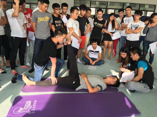 医马当先 海南三亚马拉松千名医疗志愿者护航