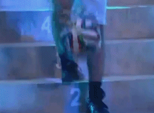 皇马中场参加花式挑战赛 不敌14岁足球少年-gif