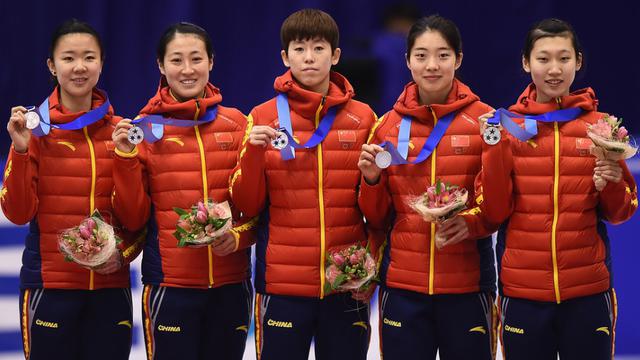 中国女队短道3000米接力摘银