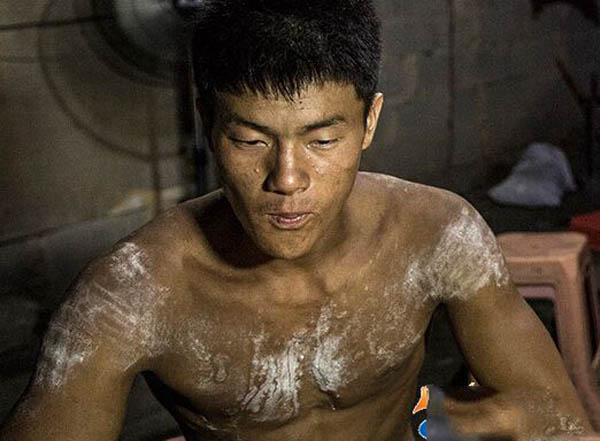 找健美没时间健身?刺激搬砖小哥的健身路_借口看看战场跳伞会卡几秒图片