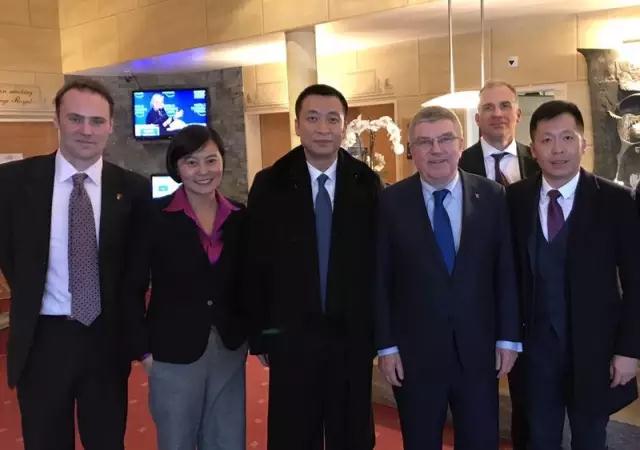 周金辉(左三)与国际奥委会主席巴赫(左四)