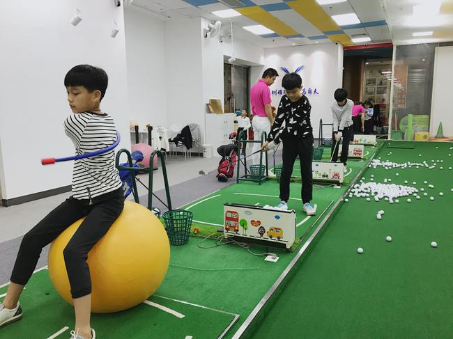 深圳璀璨年代高尔夫学院 为学员提供最好教学