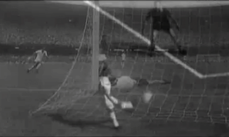 他的射门脚法也是现象级的,脚下有一脚重炮,让对方门将在人墙后只能