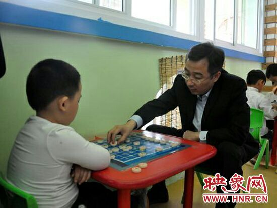 荥阳市长王新亭与孩子一起下象棋