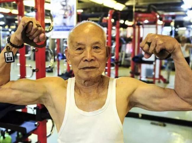 别说健身太晚了 94岁大秀肌肉100岁仍然坚持跑步_健美