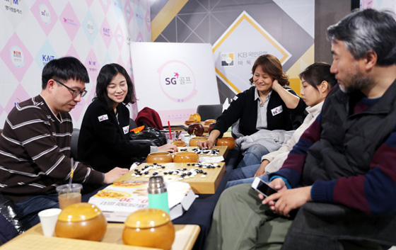 江铸久来到韩女子联赛现场为芮乃伟加油,元晟溱是SG高尔夫队的技术教练