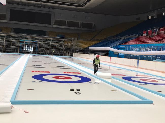 女子冰壶世锦赛制冰工作紧张 预计3月15日全部