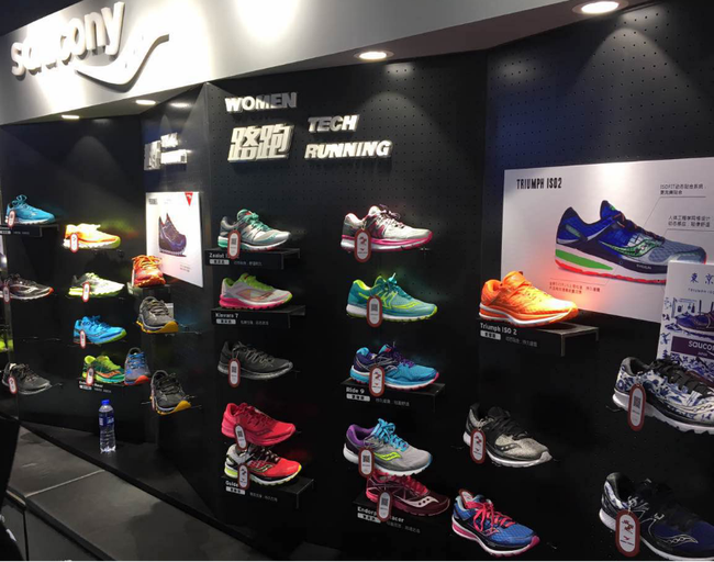 Saucony新款跑鞋亮相跑步服务站↑
