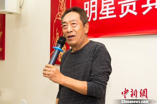 著名表演艺术家王奎荣与旅居南非的华侨华人进行了交流，并表演了一段朗诵节目。（吴勤坚/摄）