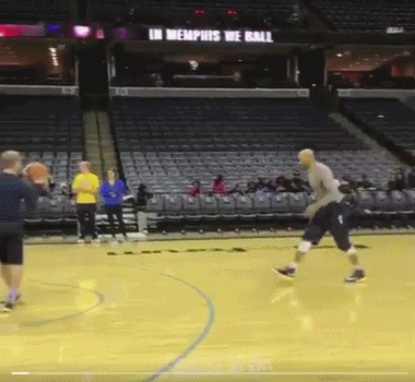 表哥罚球线2步风车背扣 这动作多少分_nba