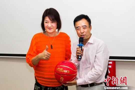 中国女篮名宿宋晓波向北京理工大学非洲校友会会长赵东辉赠送签名篮球。(吴勤坚/摄)