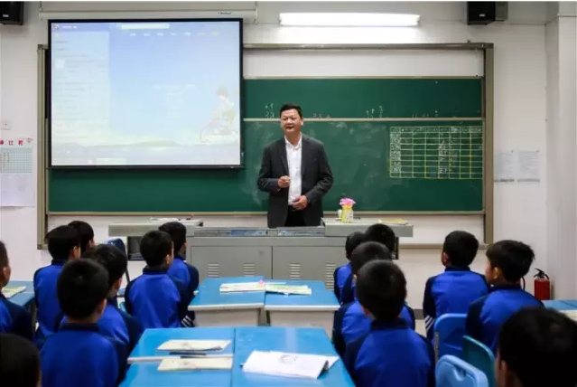 洪校长向同学们介绍来宾