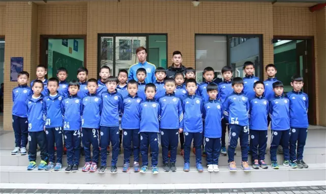叶楚贵、曾超与在校四年级(06-07)年龄段学生合影留念