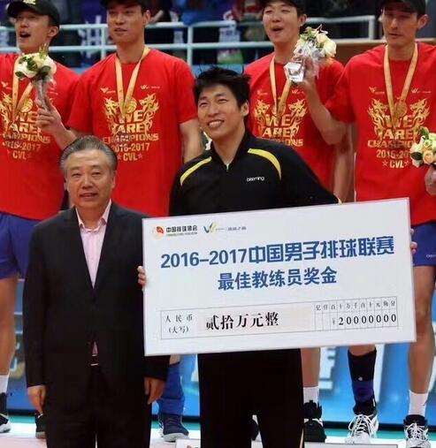 上海男排主教练沈琼荣膺最佳教练