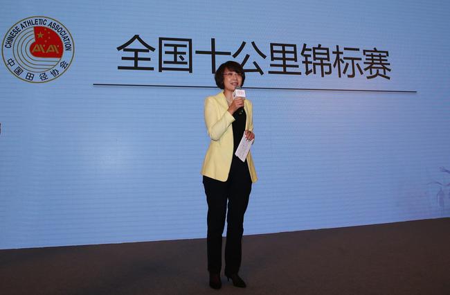 盈方中国总经理赵峰女士在年会上发言