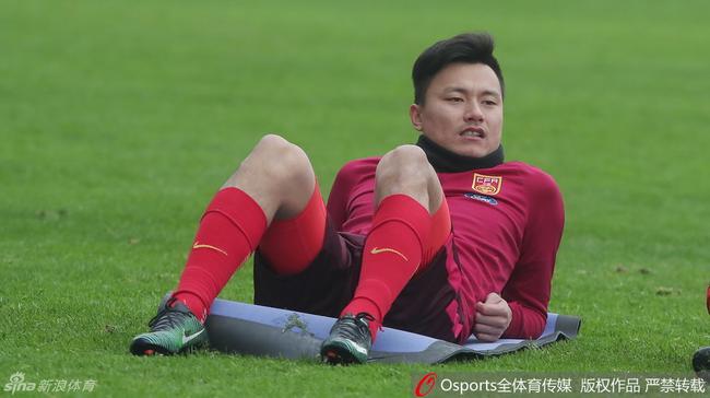 郜林没上场遭爱妻微博调侃 合影王大雷被挡脸