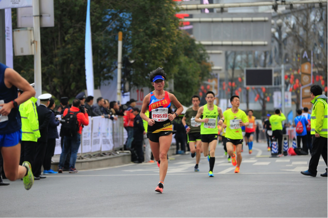 康比特精英跑团选手林兰霞获得国内组女子全程冠军