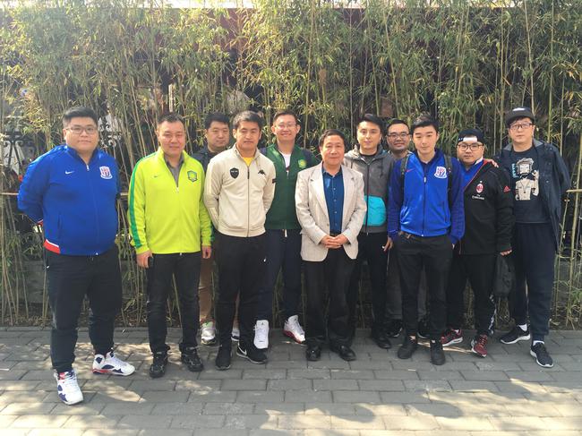 京沪战前温情一片 国安球迷为申花球迷送水送