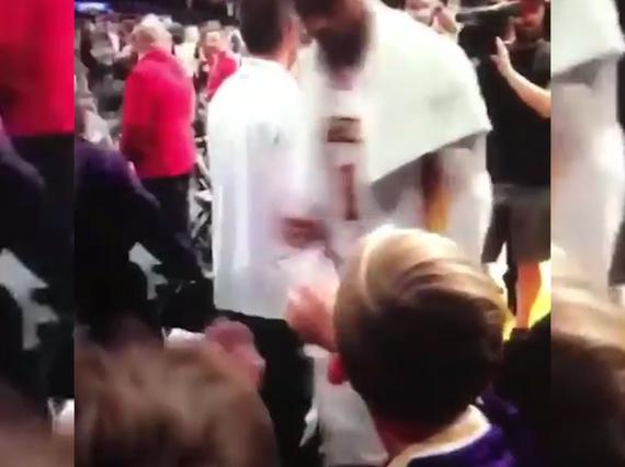 小球迷获拉塞尔毛巾激动无比