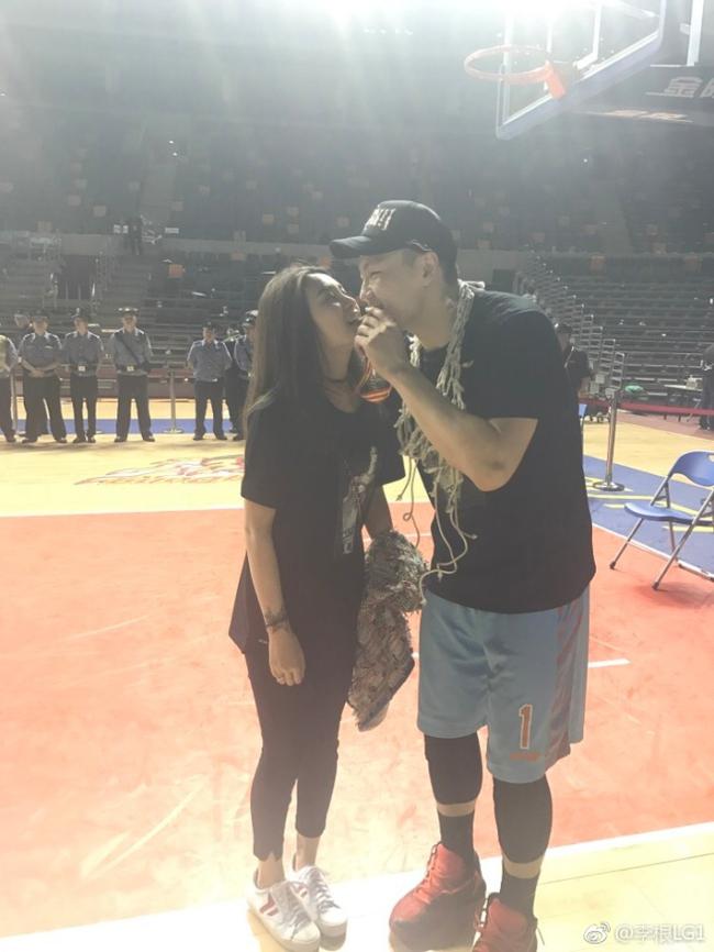 李根爱妻感谢李秋平 西热:生涯就像武侠小说_