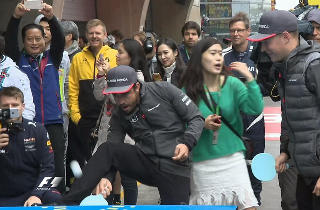 阿隆索与王励勤打乒乓